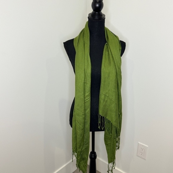 Green Lightweight Women’s Scarf - Picture 4 of 5